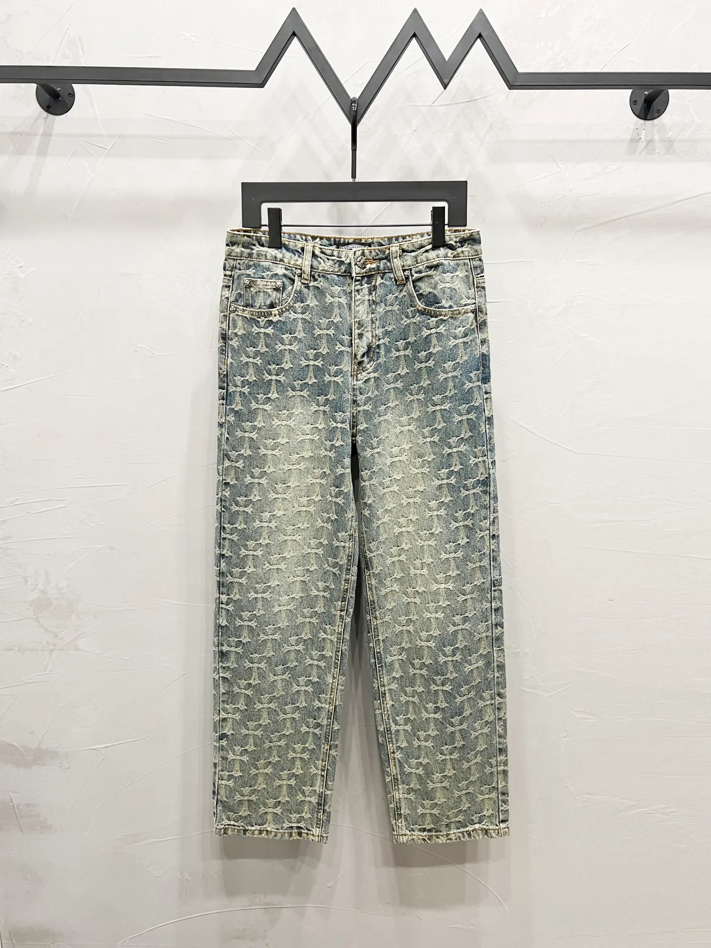 P220 Style number: [M914] Chrome hearts & Chrome hearts 25ss light blue jacquard leather jeans, high-waisted washed jeans! ! Absolutely high-end luxury products, 1.9W level god-level single products, super popular products, made by top heavy industry, not to be missed. About Zangyin, this is an extremely luxurious fashion brand, which can also be called the nobles of the high street. It has always been an exclusive brand of some hipsters or rich second generation. Compared with ordinary high streets, it is more luxurious and noble. Compared with luxury brands, it has a more fashionable personality and has always been a brand that I have a special liking for. Imported yarn is custom-woven into a high-density twill canvas. While ensuring a crisp silhouette, the fabric feels very delicate. It follows the B01 classic silhouette. The upper body is crisp and stylish. The ready-made garments are stone-milled and fermented and can be matched with any style. Buttons and zinc-brushed washable genuine vintage metal products. Double-layered canvas on the front. Perfect details. All hardware is perfect. Size: 30-32-34-36 Color: Jacquard jeans